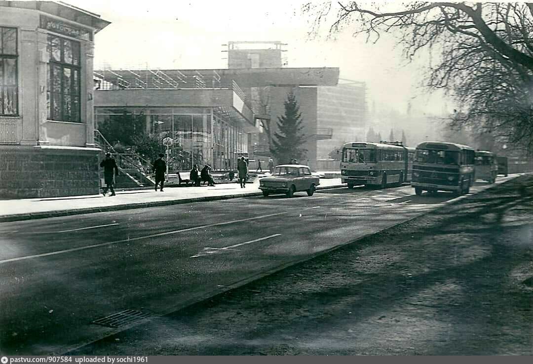 Апрель 1972. Гостиница Москва Одесса 80-х. Новороссийск цветной тротуар в СССР. Гастроном на перекрестке Платановой и курортного фото 1975.