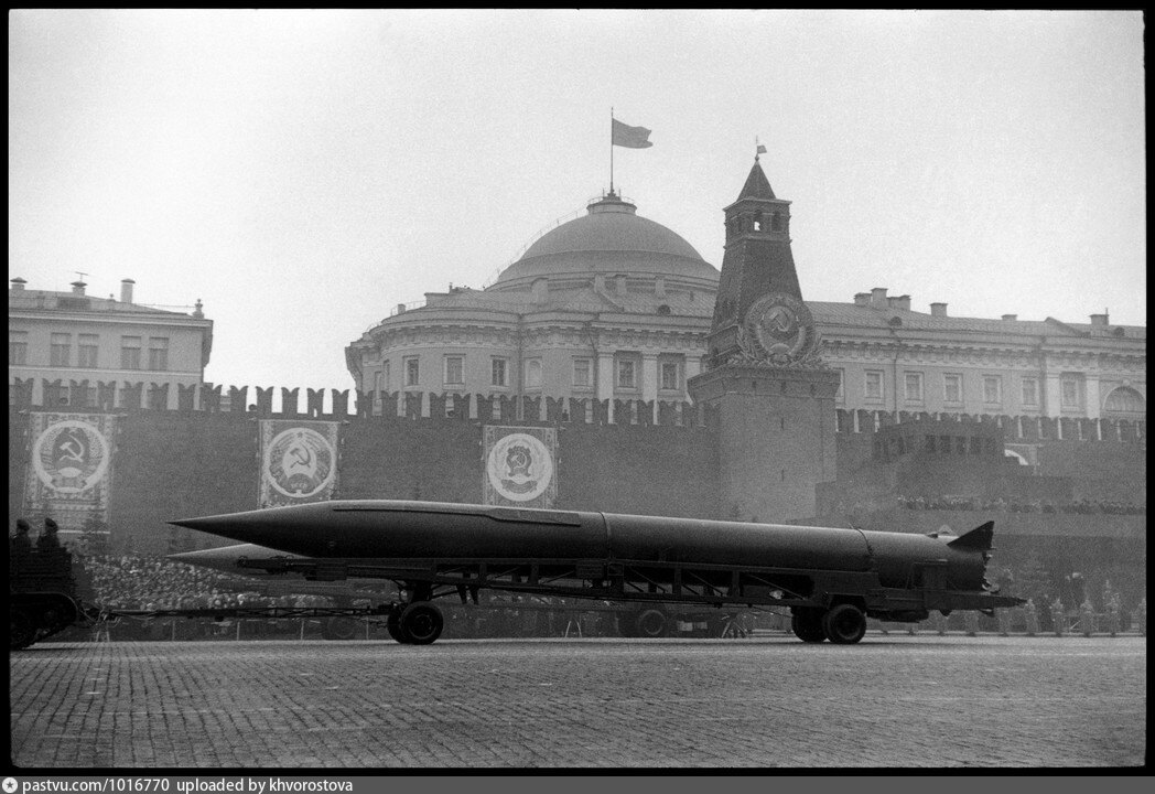 1957 год первый в истории. Парад 7 ноября 1957 Москва. Парад Октябрьской революции 1957. 1957 Парад 7 ноября 2б1. Парад 1957 года в Москве военный.