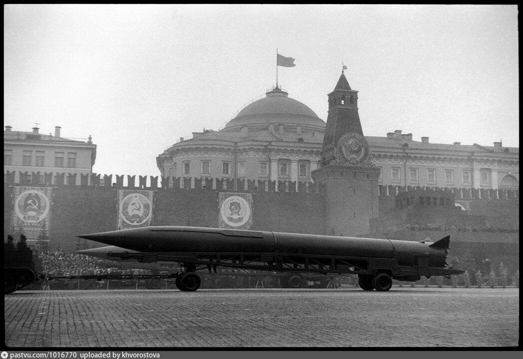 Ссср 1957. Парад 7 ноября 1957 Москва. 1957 Парад 7 ноября 2б1. Парад Октябрьской революции 1957. Парад на красной площади 1957 год.