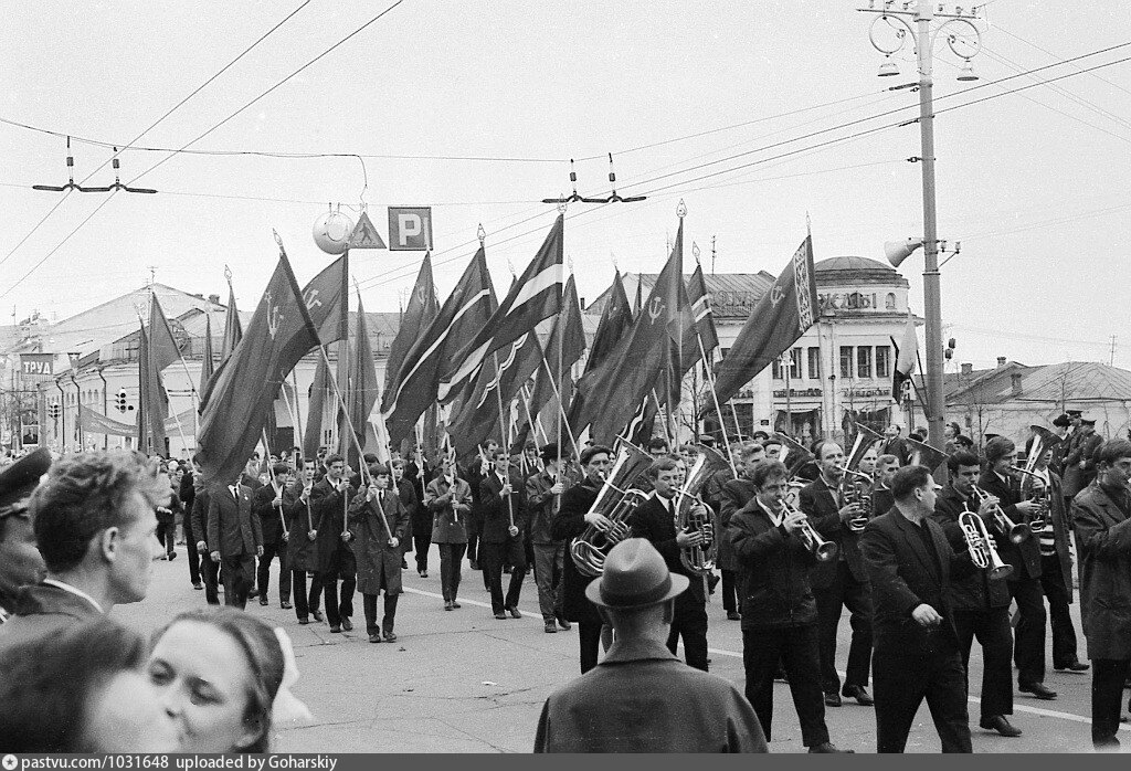 Ростов 7 ноября. Первомайская демонстрация 1970. Первомайская демонстрация Архангельск 1990. Самара Первомайская демонстрация 1968. Первомайская демонстрация 1966 1967.