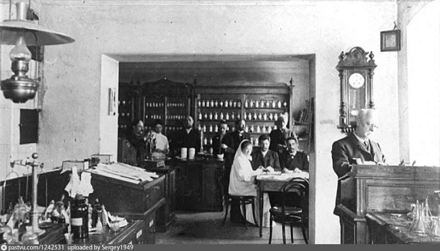 Телефон первой аптеки. Хлюстинская больница Калуга. Старая Калужская аптека 1872. Старинная аптека в Калуге. Первая аптека в мире.