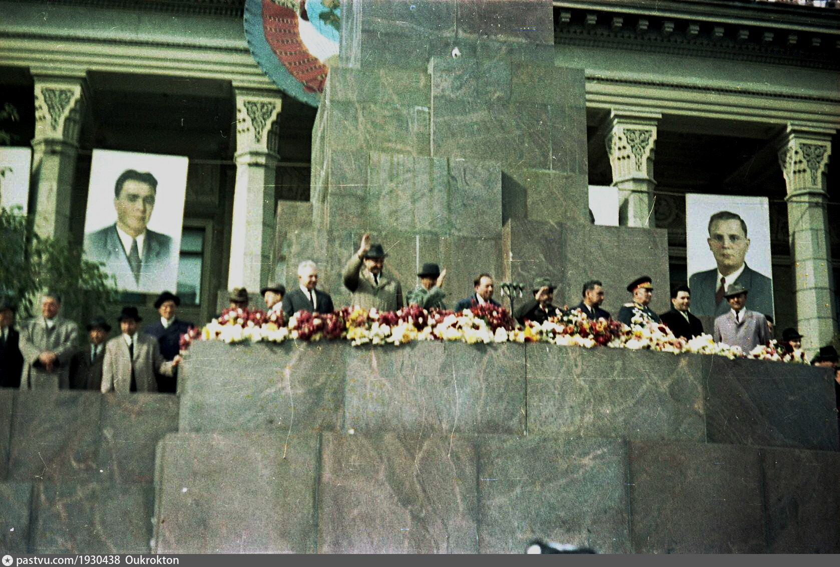 Скульптура Ленин на трибуне. Похороны первого секретаря узбекистанской ССР. Сталин на трибуне мавзолея 7 ноября 1941. Памятник эвакуации русских в Ташкенте.