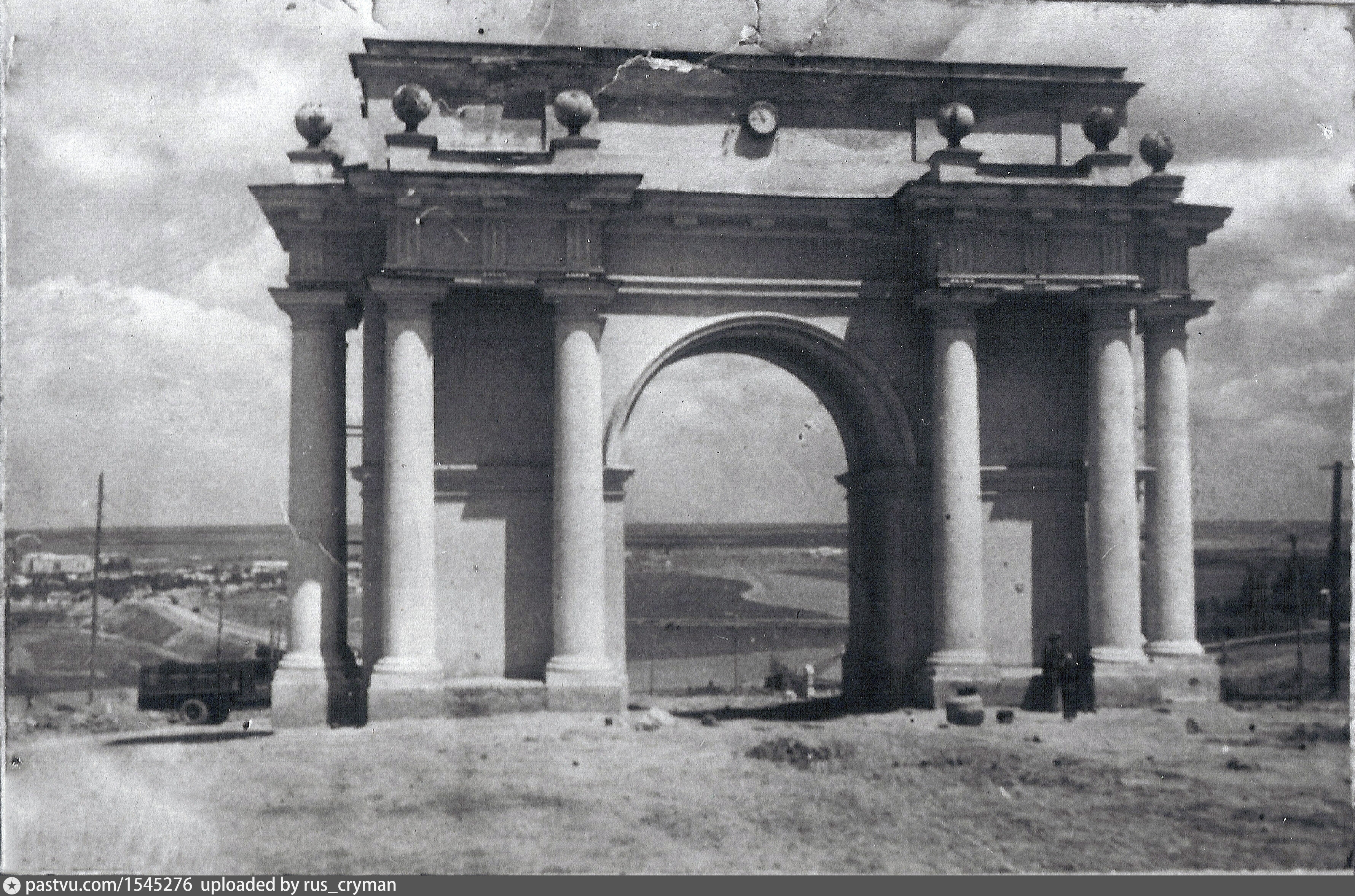 Северная арка. Арка на спуске Герцена в Новочеркасске. Триумфальная арка 1948. Триумфальная арка Астрахань. Триумфальная арка Благовещенск.