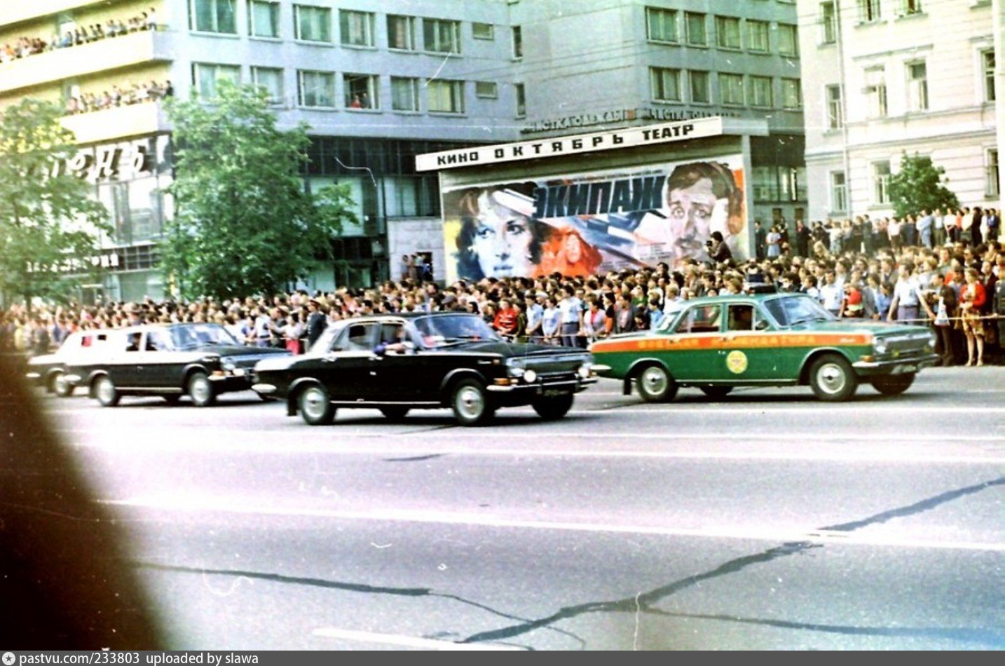 Движение 80. Москва 80. Автомобили сопровождения олимпийского огня в 1980 году. Олимпийская Волга 1980. Олимпиада 80 улицы Москвы.