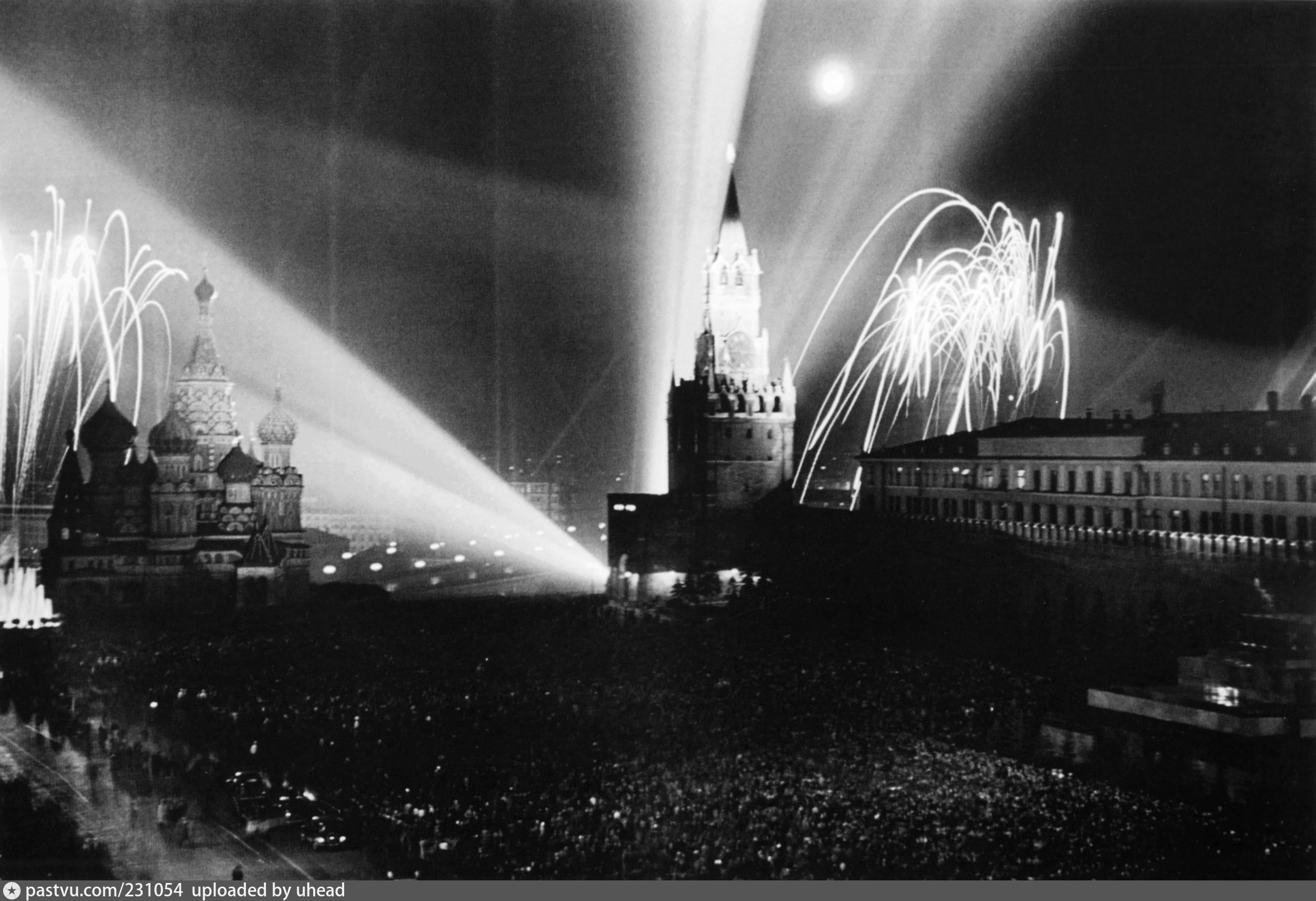 Каким был первый салют победы. Салют Победы в Москве 1945. Первый салют Орел 5 августа 1943. Салют Победы 1945 года на красной площади в Москве. Салют Победы в Москве в 1945г.