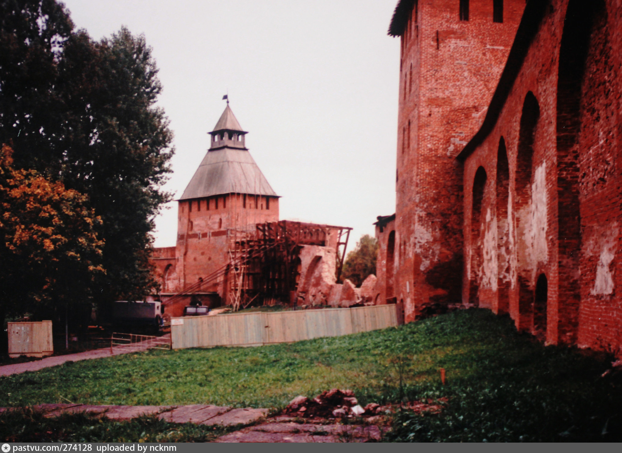 Великий Новгород Кремлевская стена разрушенная