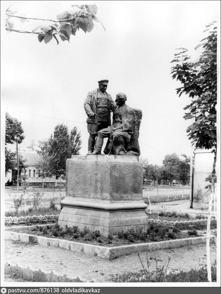 Два памятника орджоникидзе в магнитогорске