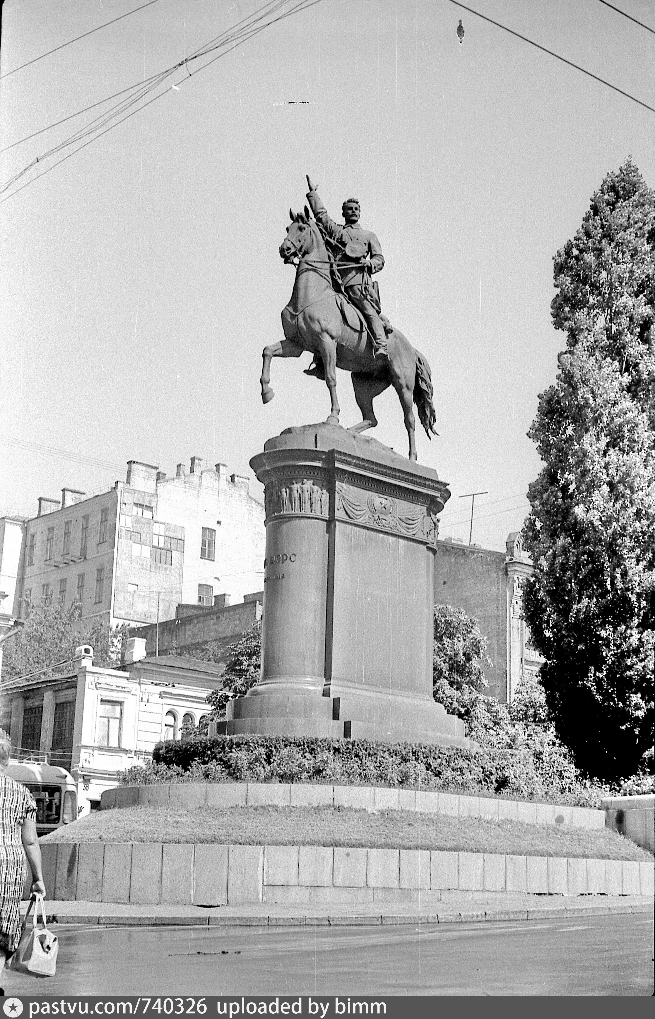 Щорс памятник в киеве. Памятник Николаю Щорсу (Киев). Памятник Щорсу. Памятник Щорсу в Киеве и Жукову в Москве. Памятники Николаю Щорсу в Киеве фото.