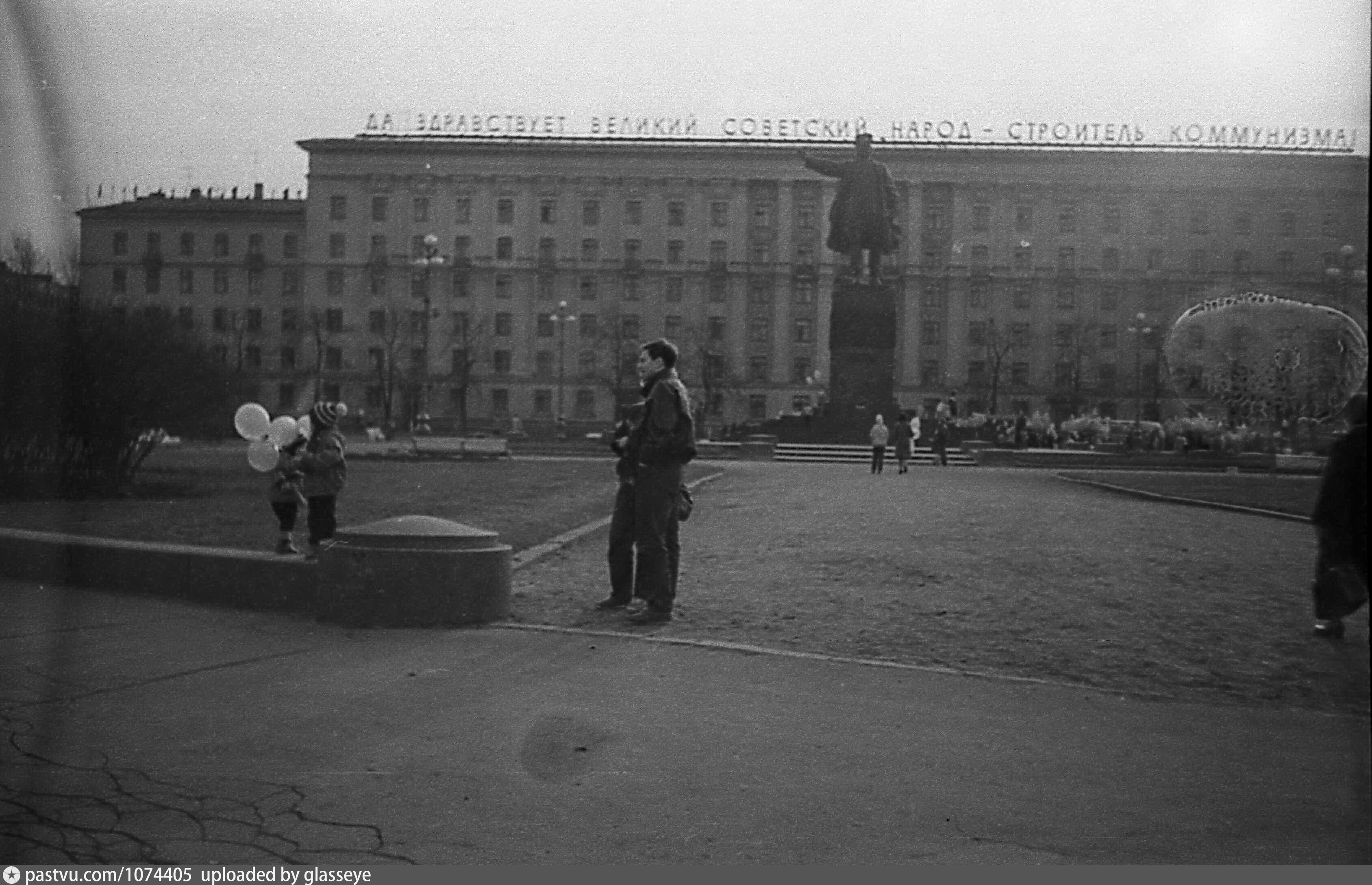 Кировский со. Проспект Стачек сад 9 января до войны. Памятник на Стачек 67. Проспект Стачек фотографии прошлого. Стачек 26 сезон старые фото.