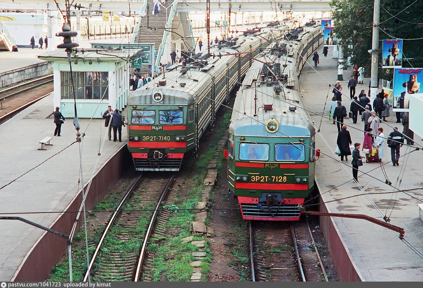 Платформа эра. Эр2т-7128. Москва пассажирская Смоленская. Станция Москва Смоленская пассажирская. Белорусский вокзал в 90-е.