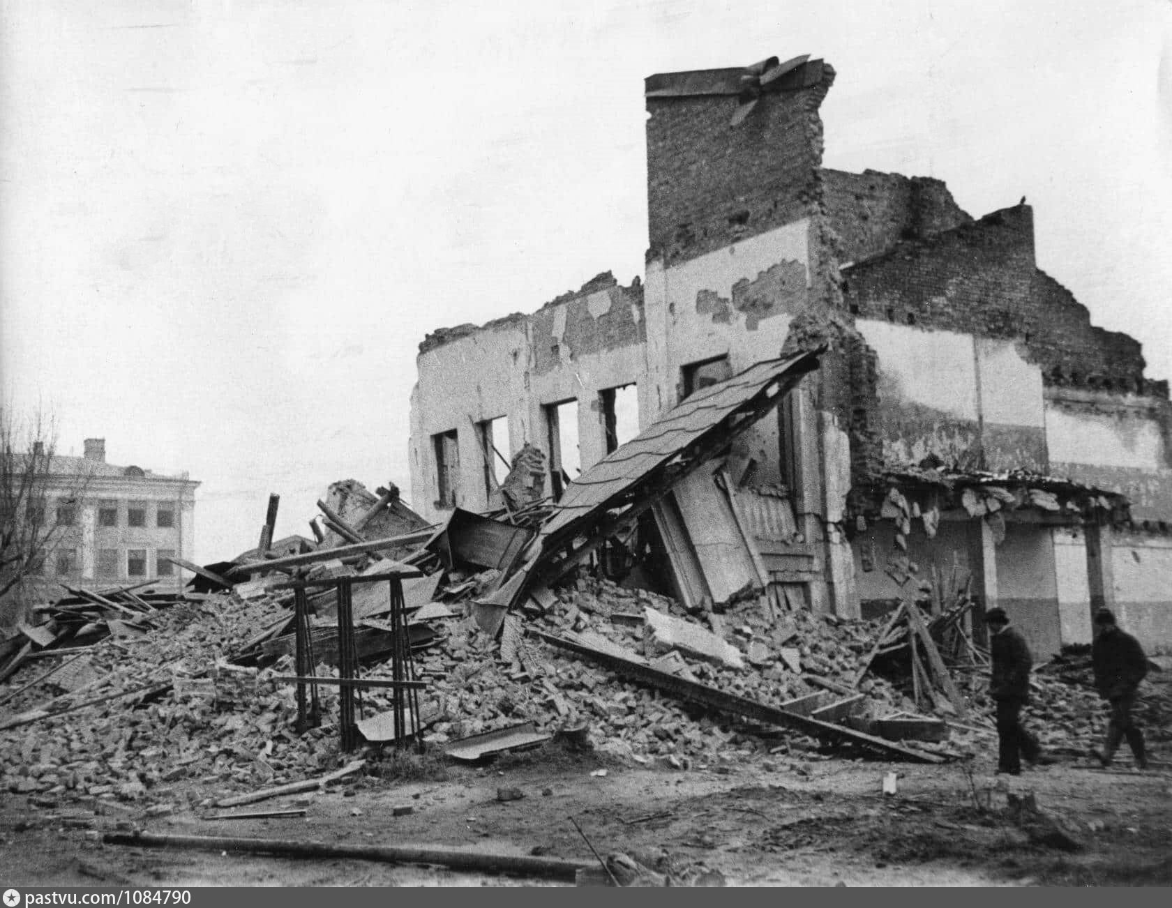 Разрушенный взрывом дом. Руины Мелькомбината Киров. Взорванное здание. Разрушенное здание от взрыва.