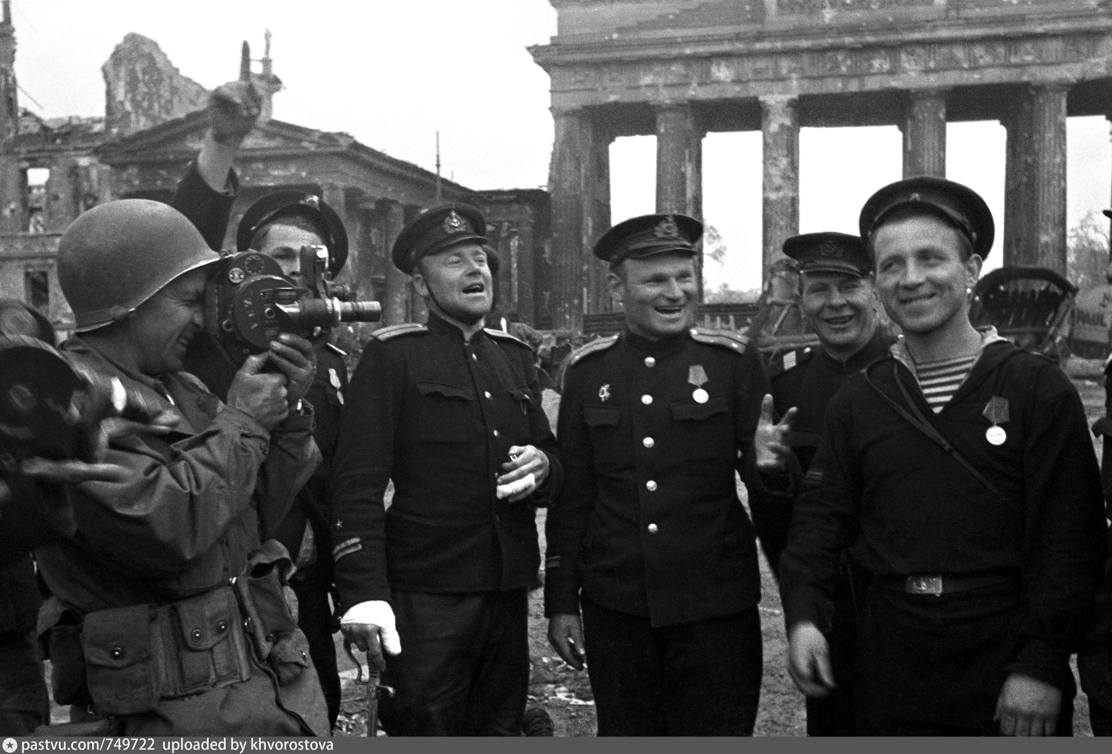 Фото года войны победа. Победа Берлин 1945. 9 Мая 1945 Берлин. Моряки в Берлине 1945г.