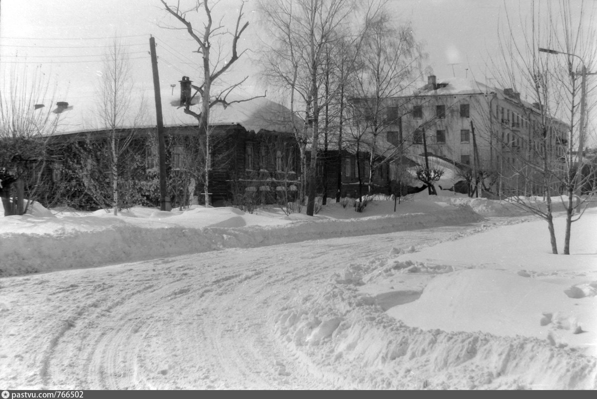 Года комментарии фото. Киров Красноармейская улица 1994. Красноармейская улица старые фото. Красноармейская 10 Киров. Фото Киров 1994 года.