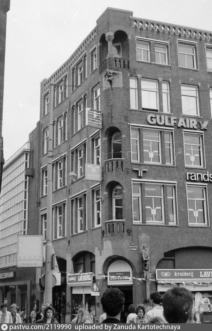 Kalverstraat 203 en 223, rechts Muntplein 4