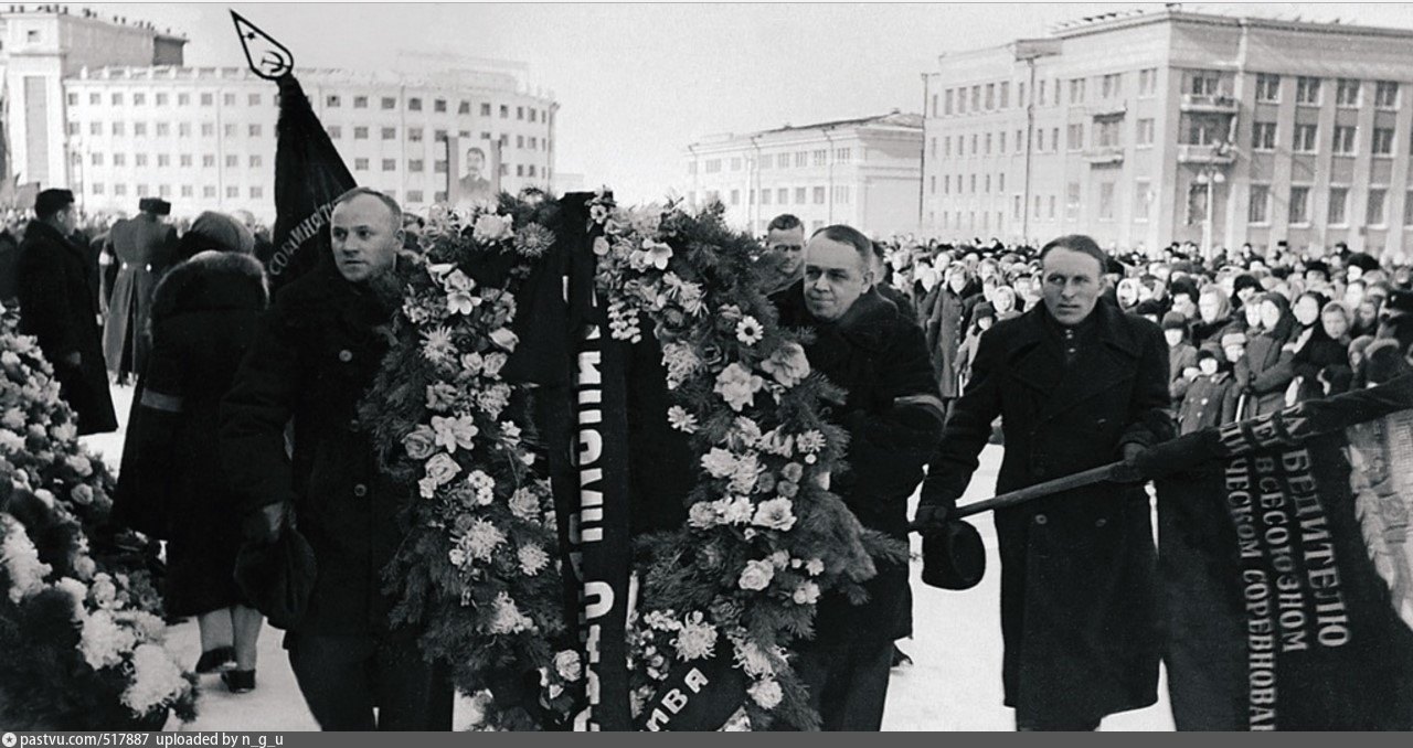 Сталин прощание. Похороны Сталина 1953. Похороны Брежнева 1982. Смерть Сталина 1953. Брежнев 1982 похороны.