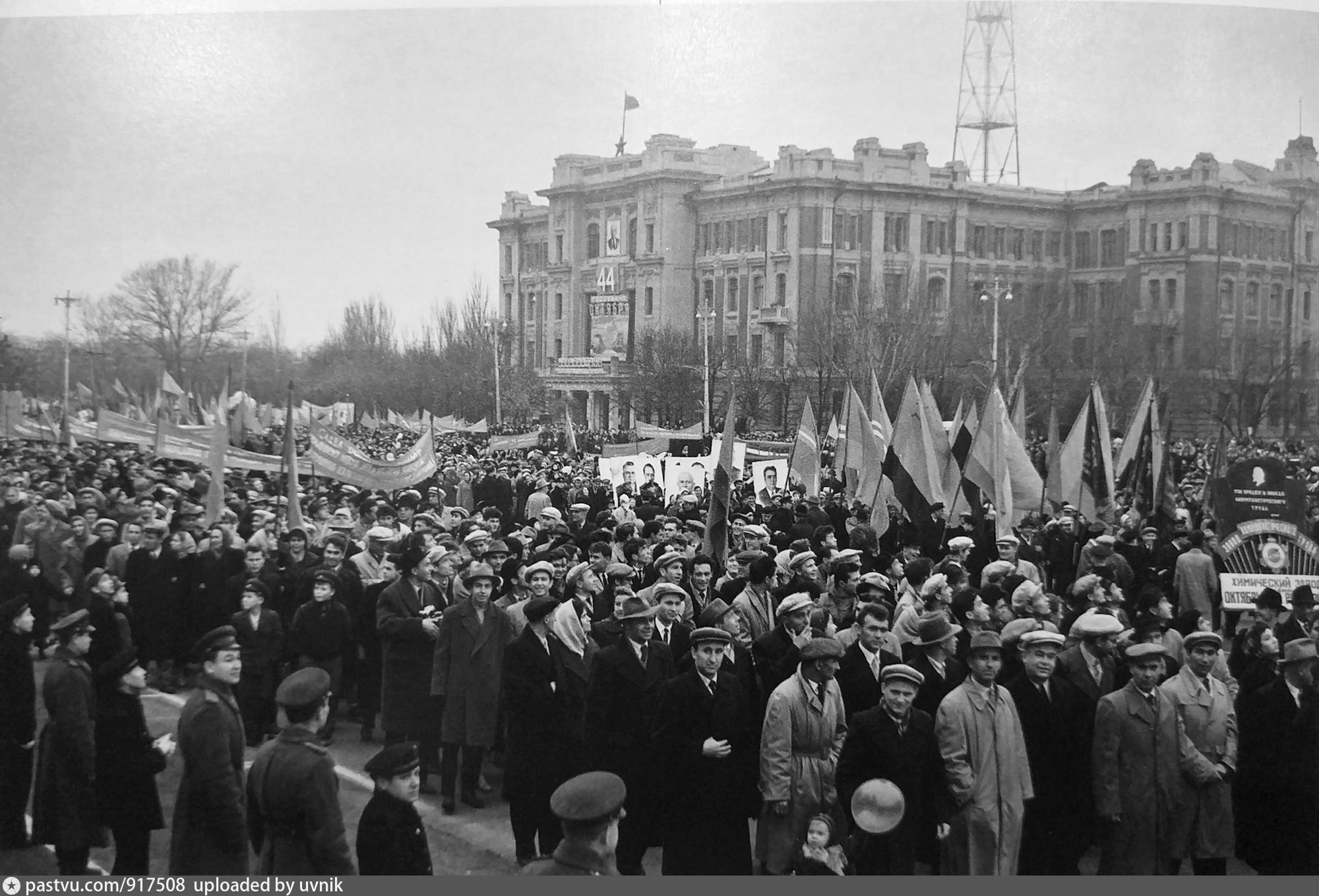 Октябрьской революции 198. Парад 24 годовщины Октябрьской революции. 106 Годовщина Великой Октябрьской революции. Парад Октябрьской революции Киев. Парад в честь Октябрьской революции 1973.