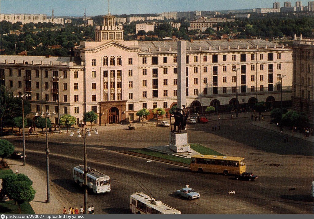 Площадь кишинева. Кишинев СССР. Центральная площадь Кишинева. Кишинев 2000 год. Площадь освобождения Кишинев.