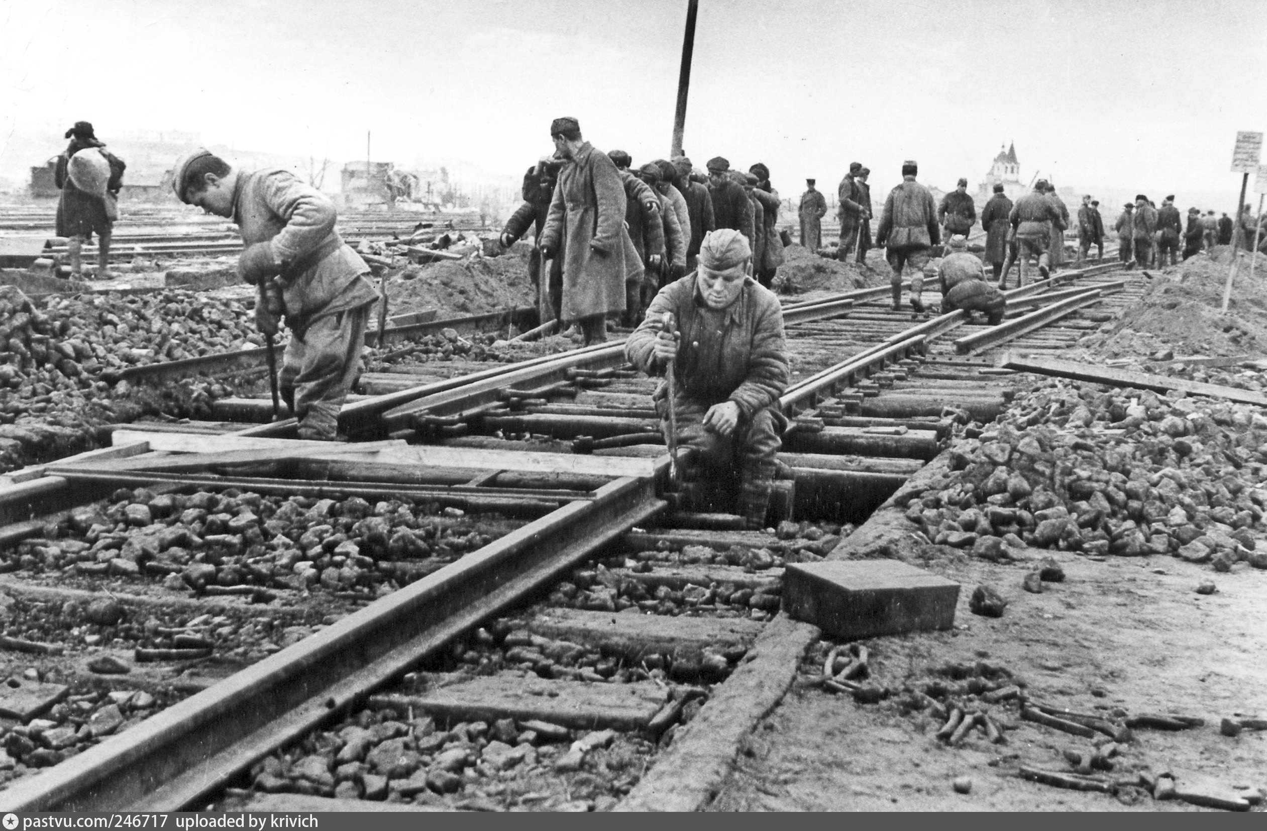 Тяжело восстанавливался. Мурманская железная дорога в годы войны 1941-1945. Разрушенные железные дороги СССР В годы ВОВ. Железная дорога в Куйбышеве в годы войны 1941-1945.