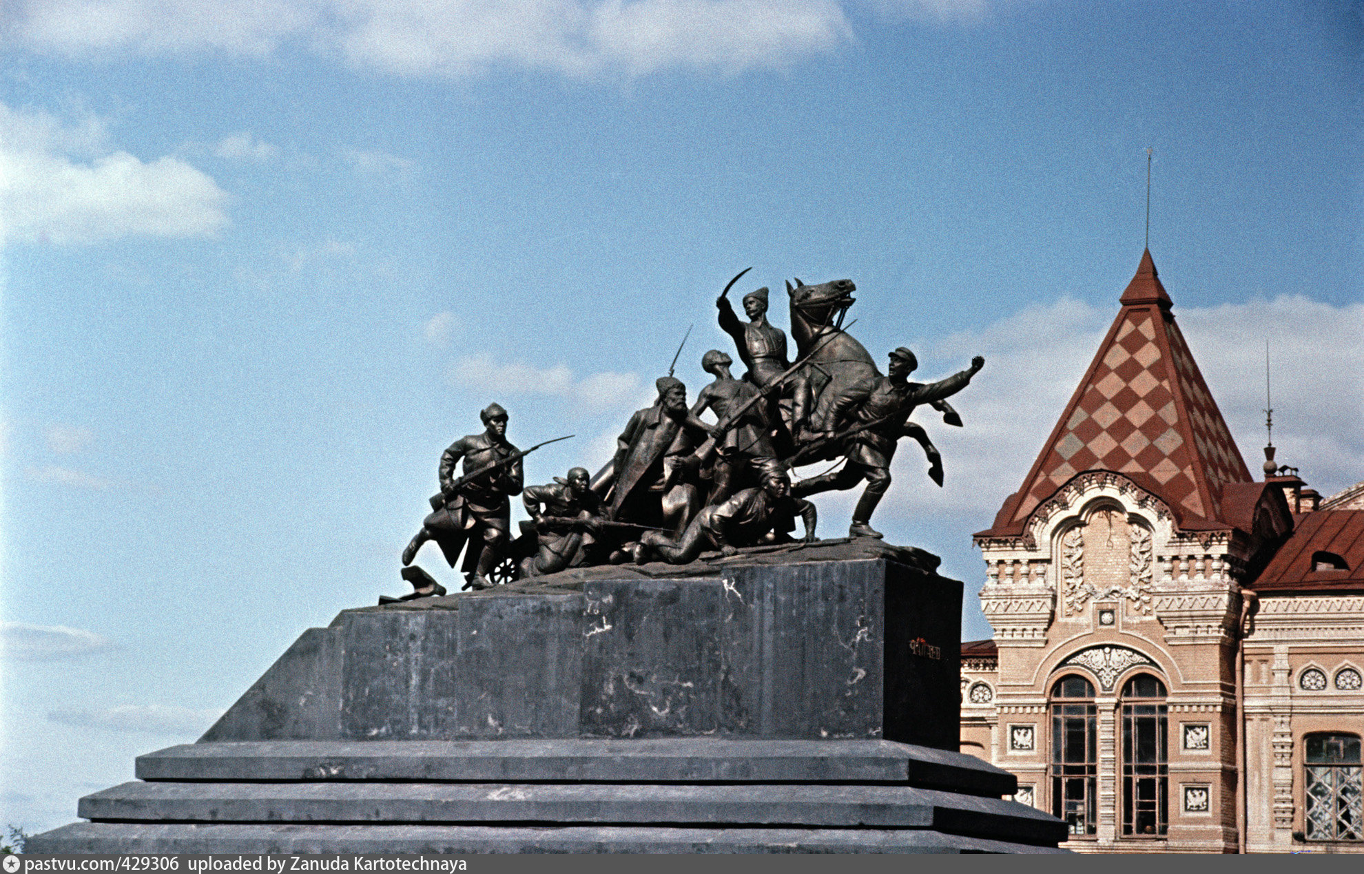 Памятники в городе самара. Памятник Чапаеву Самара. Памятник Василию Чапаеву в Самаре. Драмтеатр Самара памятник Чапаеву. Куйбышев памятник Чапаеву.