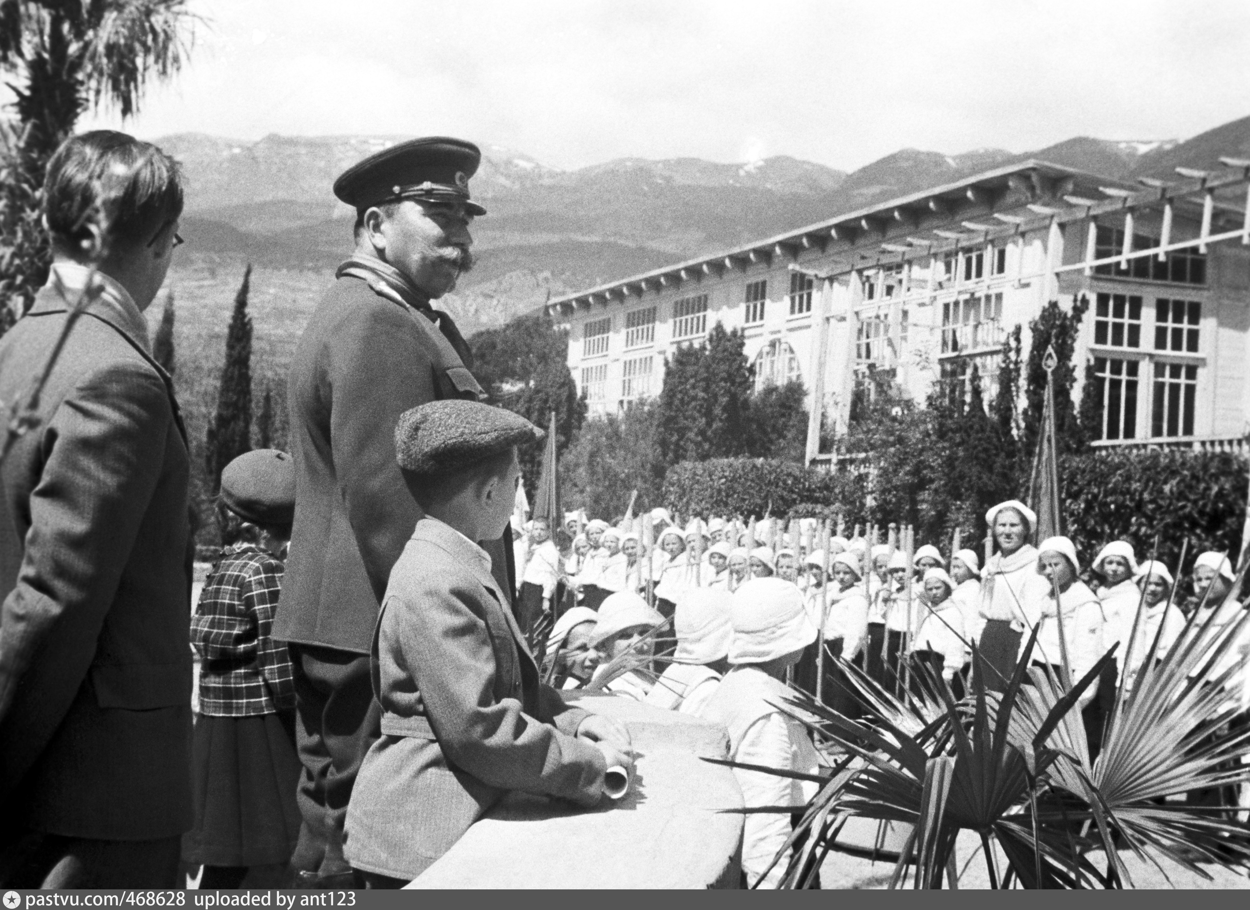 Лагерь в ялте. Пионерский лагерь Артек 1925 год. • 1925 – В Гурзуфе (Крым) открылся Пионерский лагерь «Артек». Артек Крым 1925. Пионер лагерь Артек в Крыму.