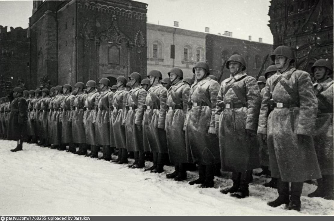 Первый парад в 1941. Парад 7 ноября 1941 года. Парад 7 ноября 1941 года в Москве на красной площади. Парад на красной площади 1941 битва за Москву.