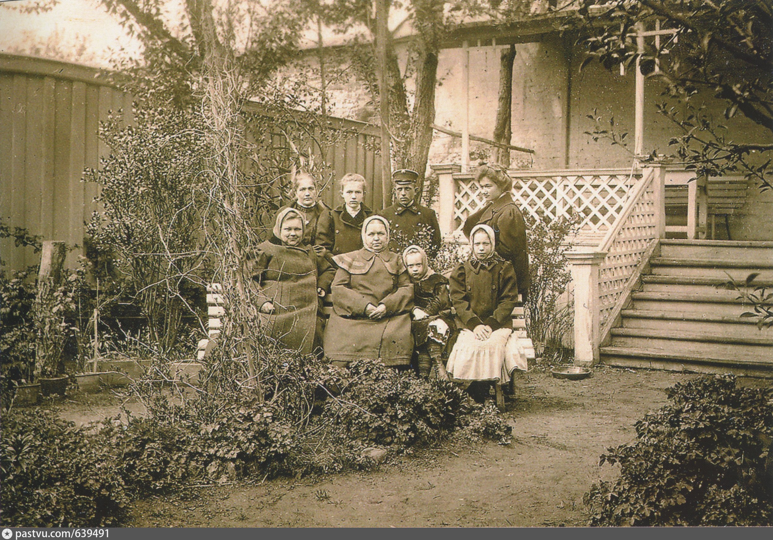 В саду дома купца А. С. Алина. Пермь (Сибирская, 19) - Retro photos