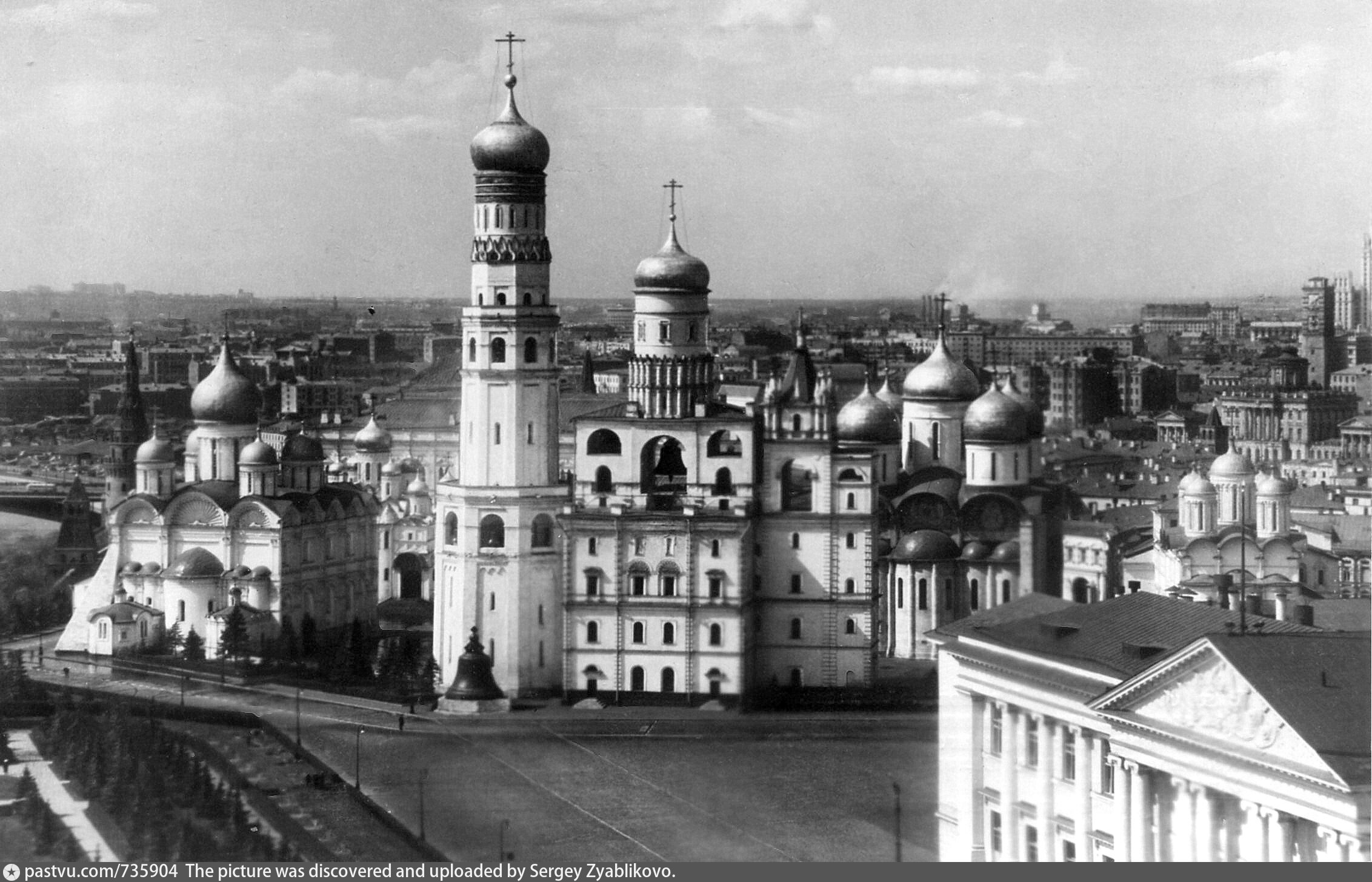 Исторические фото москвы с описанием. Колокольня Ивана Великого 1941. Ивановская площадь Московского Кремля. Колокольня Ивана Великого Московского Кремля.