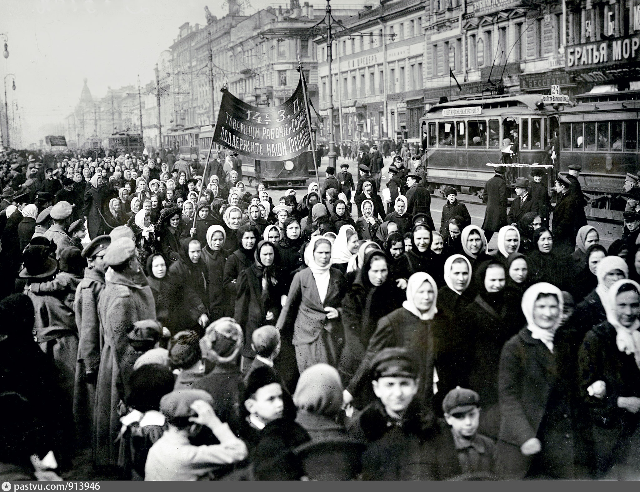 23 февраля революция 1917. Февральская революция 1917 манифестация женщин. Февральская революция 1917 демонстрация. 1917 Революция Февральская женская. Демонстрация в Петрограде 1917 революция.
