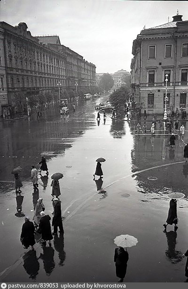 Старые дожди. Всеволод Тарасевич Ленинград 1960-е влюбленные. Дождь на Фонтанке и дождь на Неве. Дождь в Ленинграде. Дождливый Ленинград.