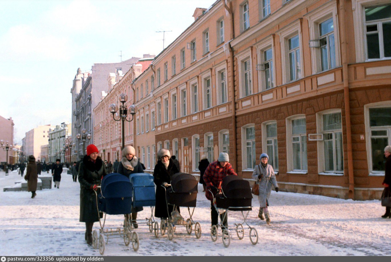 Около какого года. Арбат 1980. Арбат улица Москва 90 е. Москва 1980-х Арбат. Улица Арбат 1980 год.