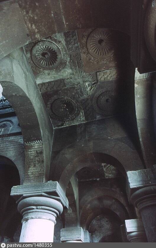 Своды монастыря. Кессонный свод. Монастырь Оромос. Полая земля потолки храмов. Ани монастырь Оромос жаматун.