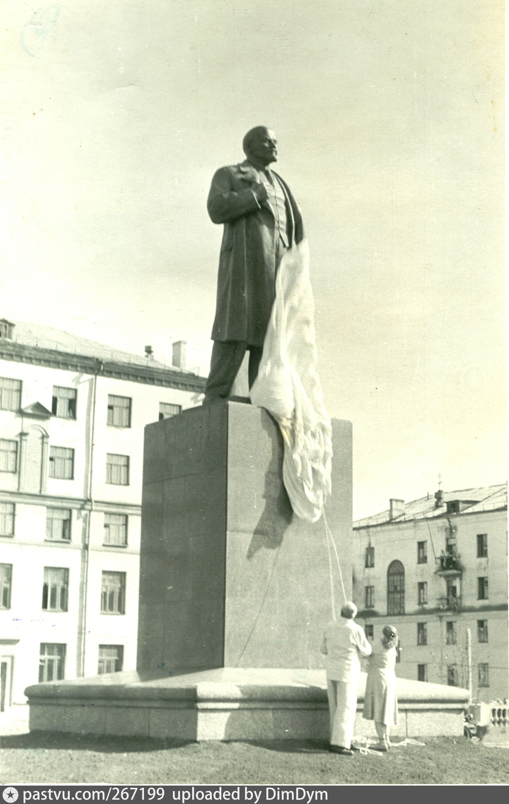 Памятники ленину в ссср. Памятник Ленину в Новокузнецке. Памятник Ленина в городе Новокузнецк. Статуя Ленина в Новокузнецке. Памятник Орджоникидзе город Сталинск.