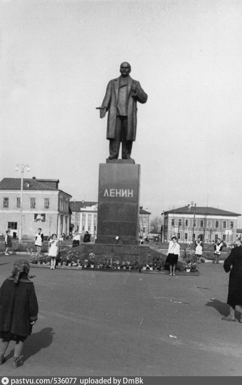 Близкие ленина. Памятник Ленину в Зеленодольске. Памятник Ленину в Муроме. Зеленодольск ДК Родина Ленин. Памятник Ленину в Зеленодольске у ДК Родина.