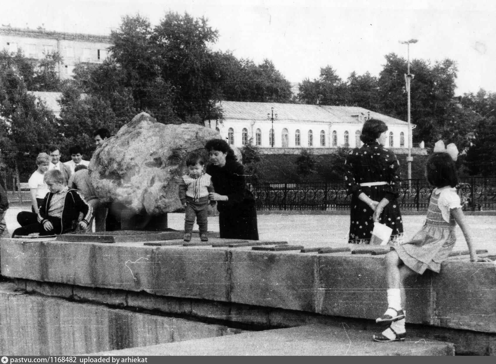 Свердловск 1988. Свердловск Плотинка 1983. День города Екатеринбурга в историческом сквере. Плотинка шахматы. Исторический сквер день города.