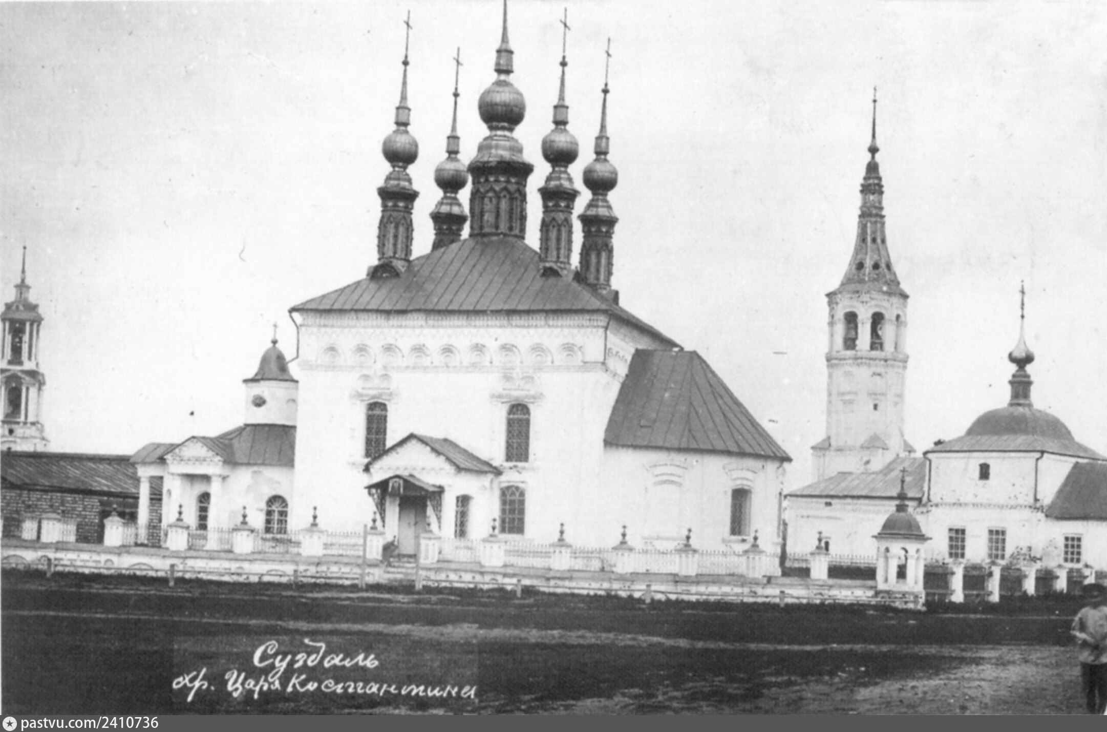 Старая фотография двух церквей
