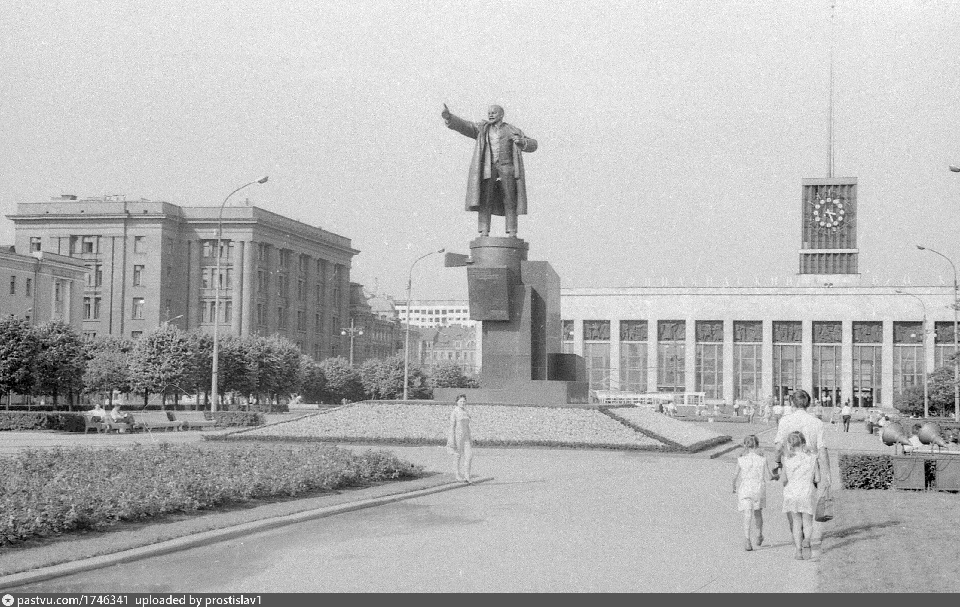 Дмитровский Погост памятник Ленину и