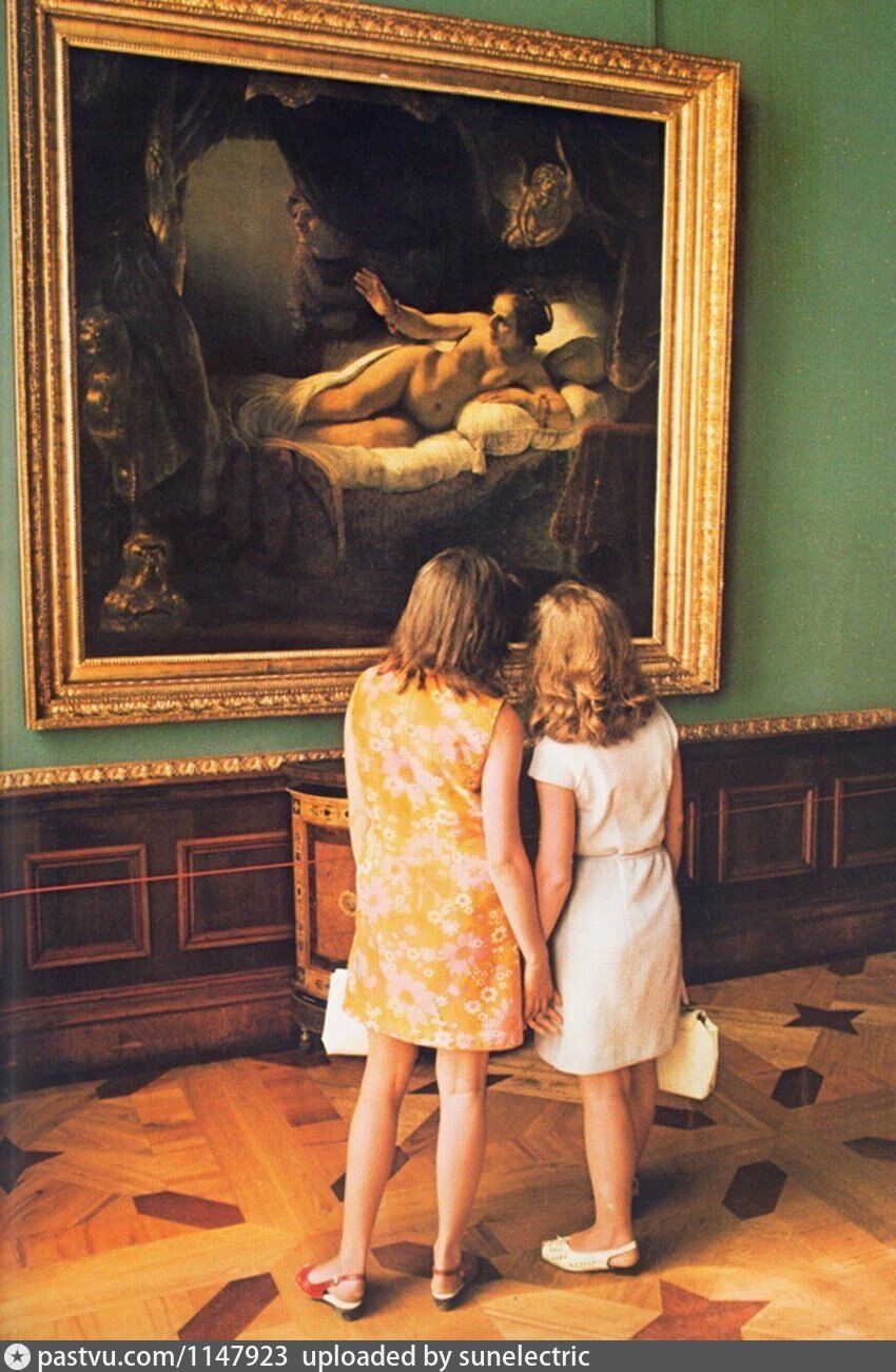 Человек рассматривает картину. Музей Эрмитаж картины. Картина Эрмитажа Даная искукоженная. Человек перед картиной. Эрмитаж для детей.