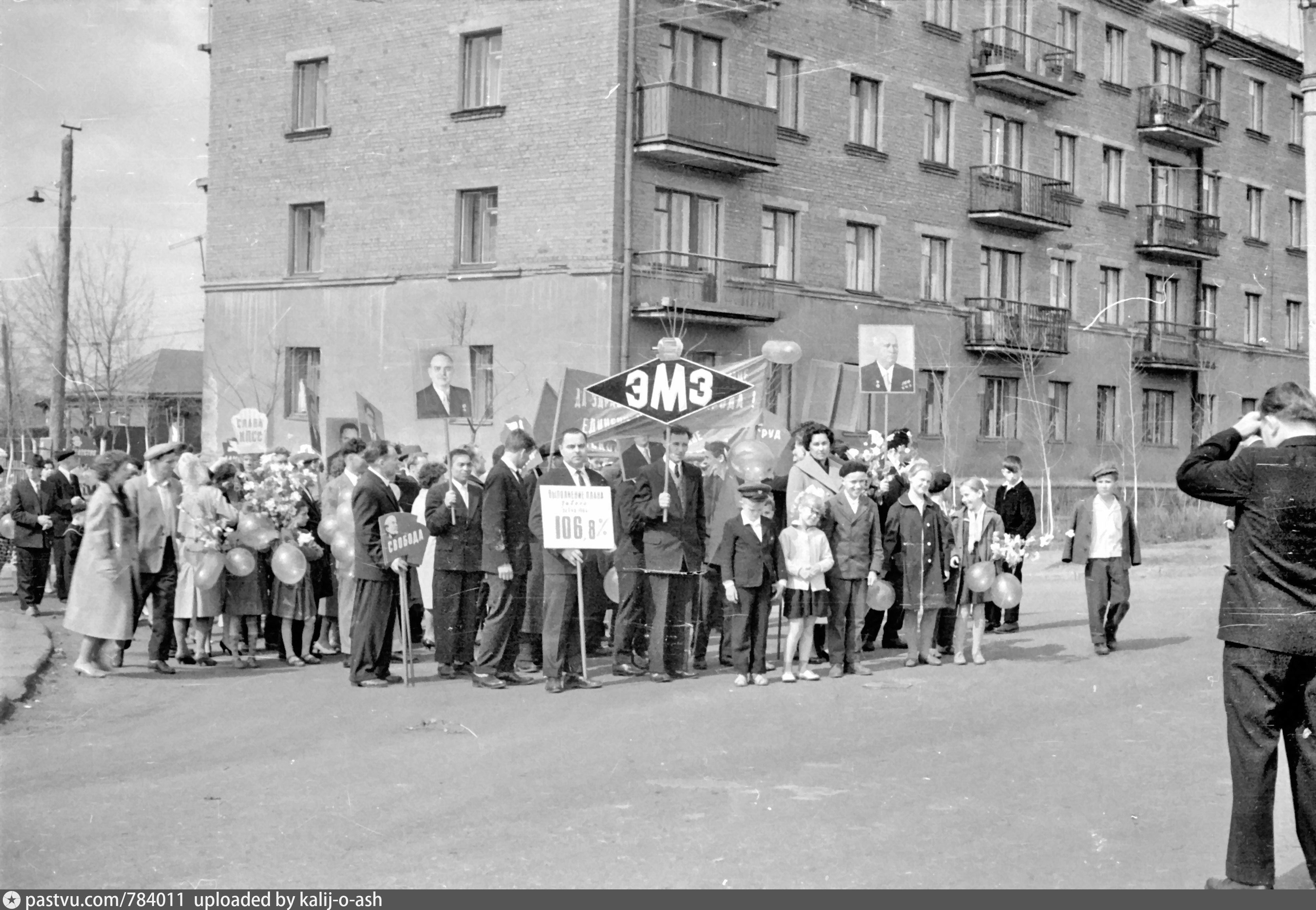 Первомайская фотографии. Первомайская 1964 год демонстрация Череповец. Старый Ижевск Первомайская демонстрация. Демонстрация 1964 года. Загорск демонстрация.