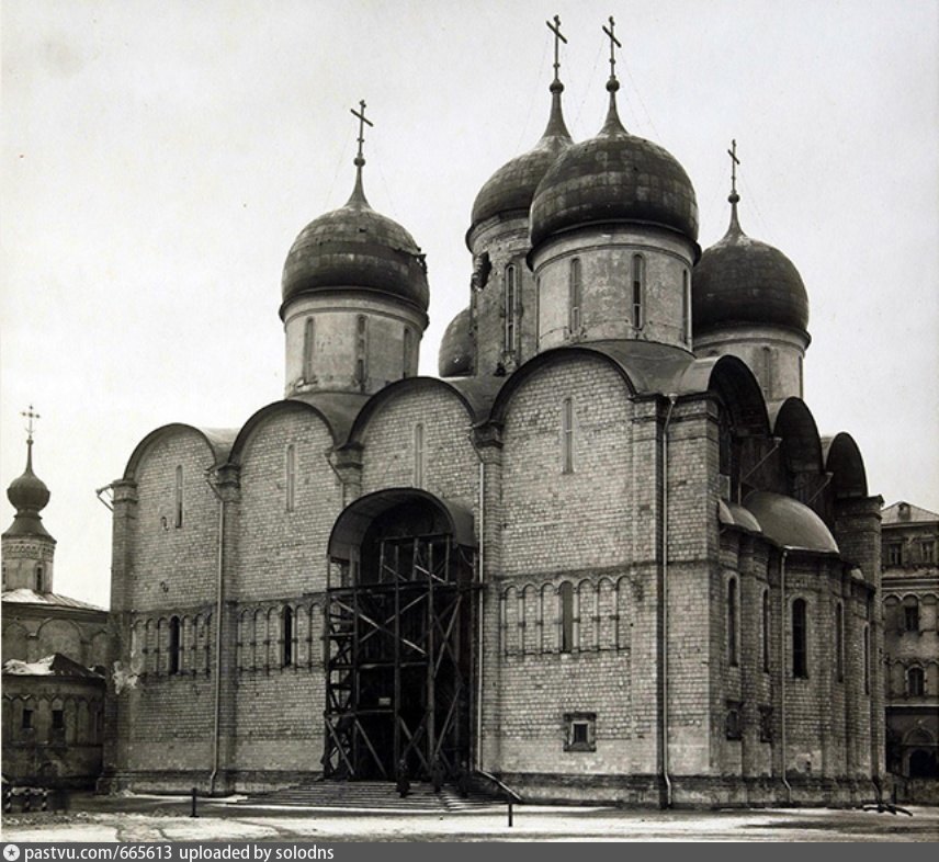 Храмы после революции. Успенский собор 1917 год. Москва. Успенский собор Московского Кремля черно белое. Успенский собор Московского Кремля в 1917 году. Успенский собор Москва первоначальный вид.