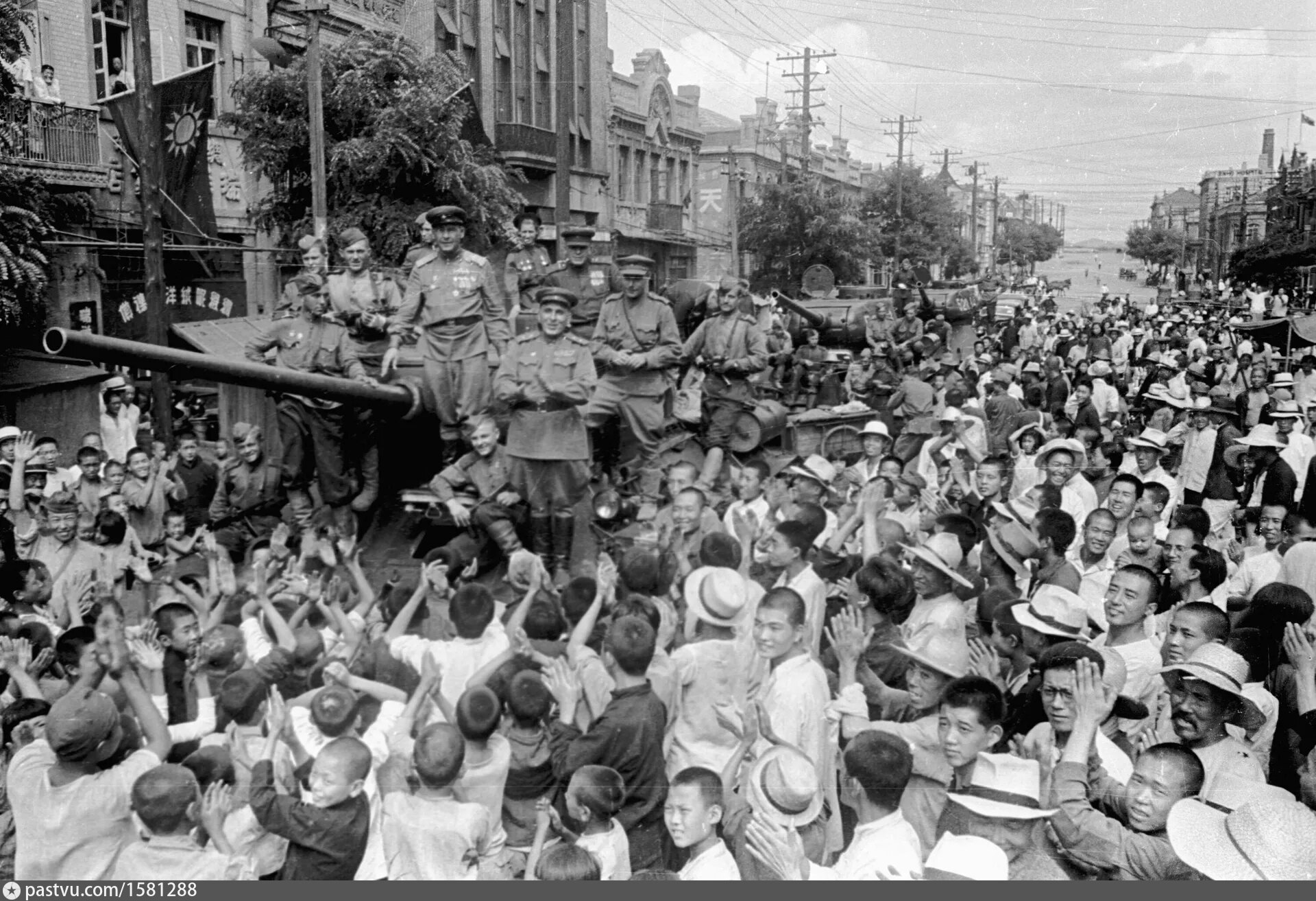 16 сентября 1945 парад в харбине. Харбин парад Победы 1945. Парад в Харбине 1945г. Освобождение Маньчжурии 1945. Советские войска в Харбине 1945.