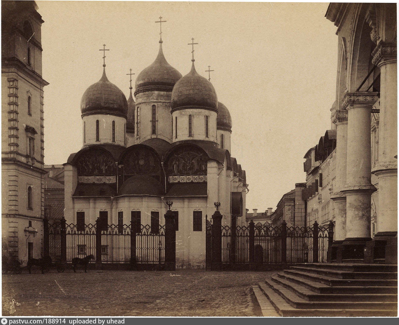 Фото старого храма. Успенский собор Московского Кремля старый. Успенский собор в Москве 1326 год. Успенский собор в Москве в 20 веке. Успенский собор Московского Кремля в 19 веке.