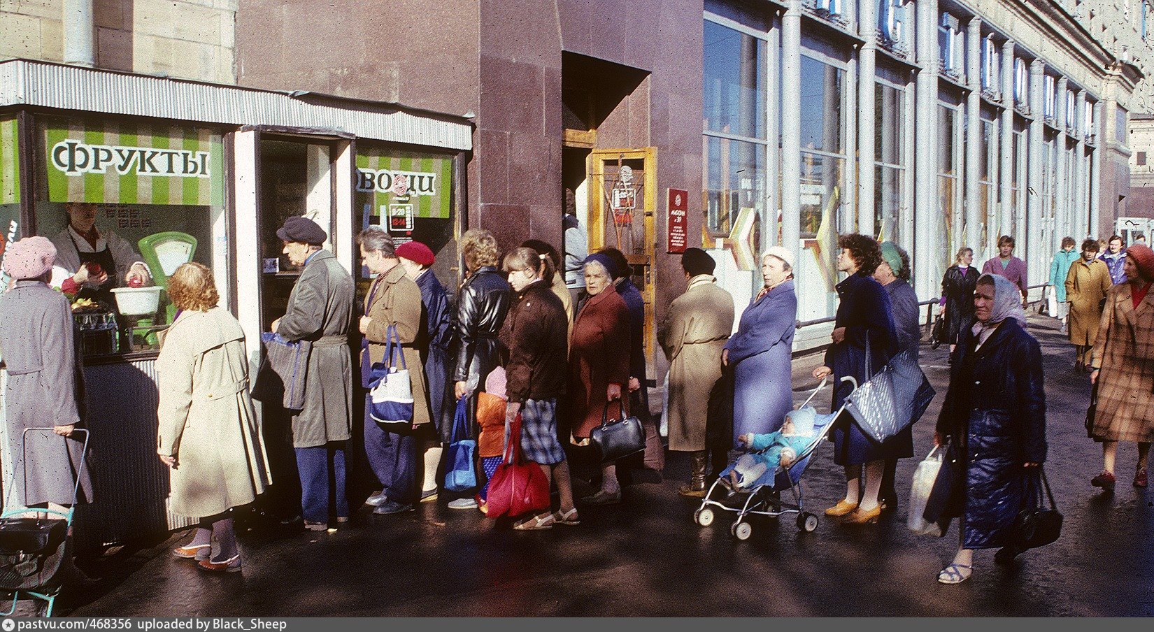 1988 год в ссср. Ленинград 1988. Очереди 80-е СССР. Ленинград 1988 год фото. 1988 Год магазины в СССР.