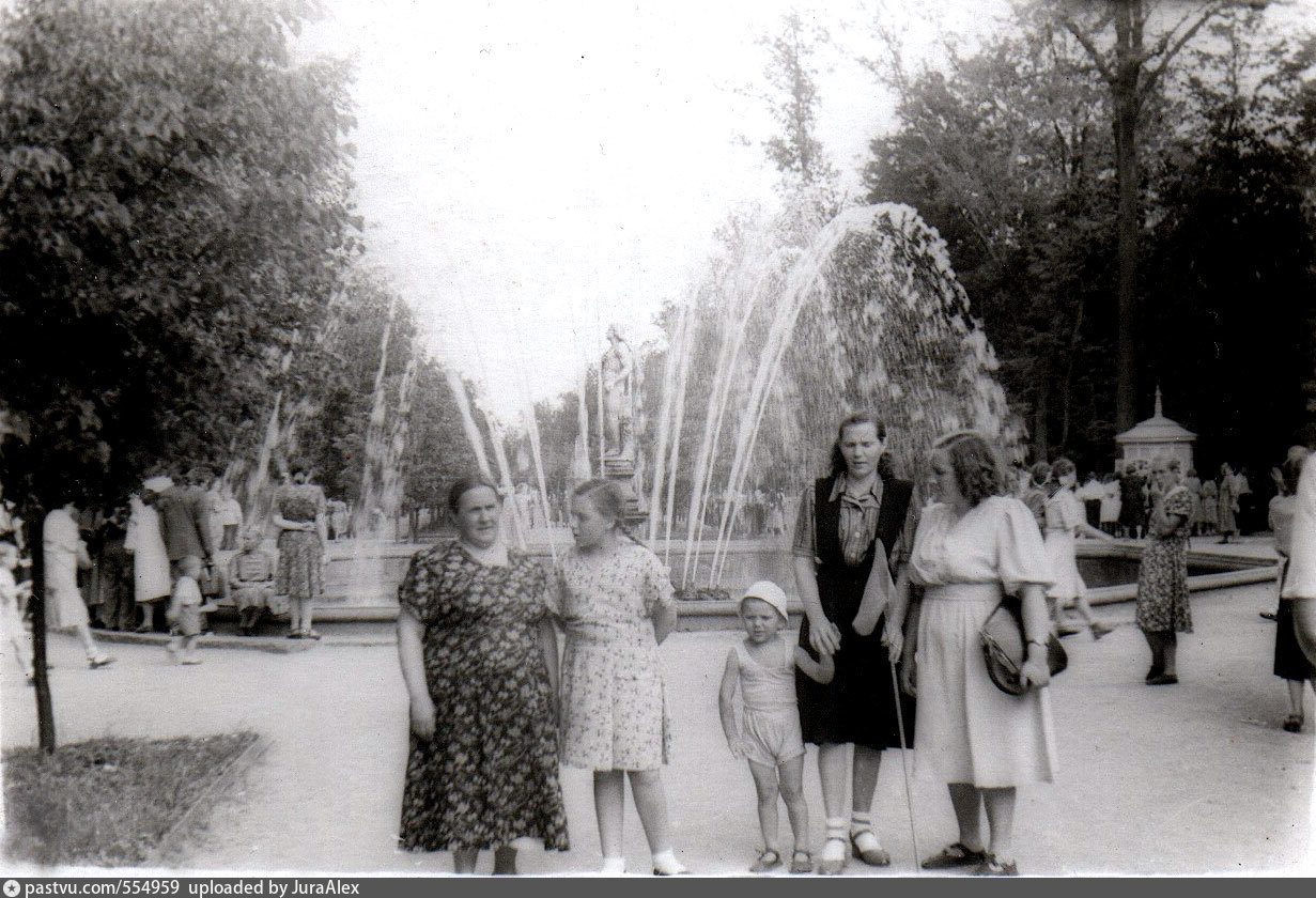 1953 1956 год. Советские фонтаны в школах. Сормовский парк 1950-е. Фонтан Советский стиль. СССР фонтан женщины.