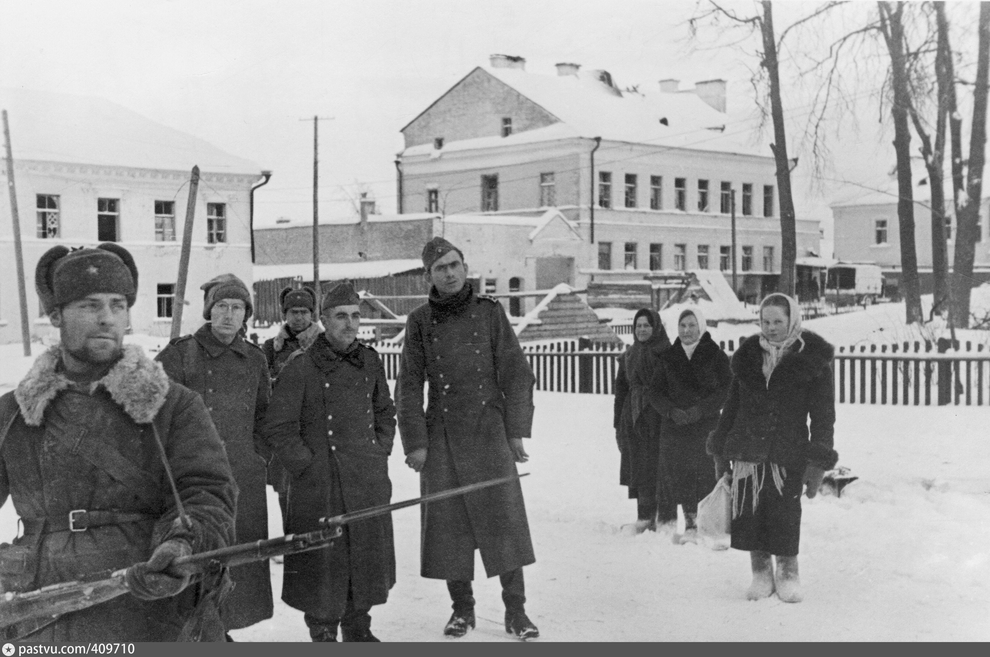 Оккупация ленинградской. Тихвин 1941. Освобожденный Тихвин 1941. 1941 Тихвинский освобождение. Тихвин декабрь 1941.