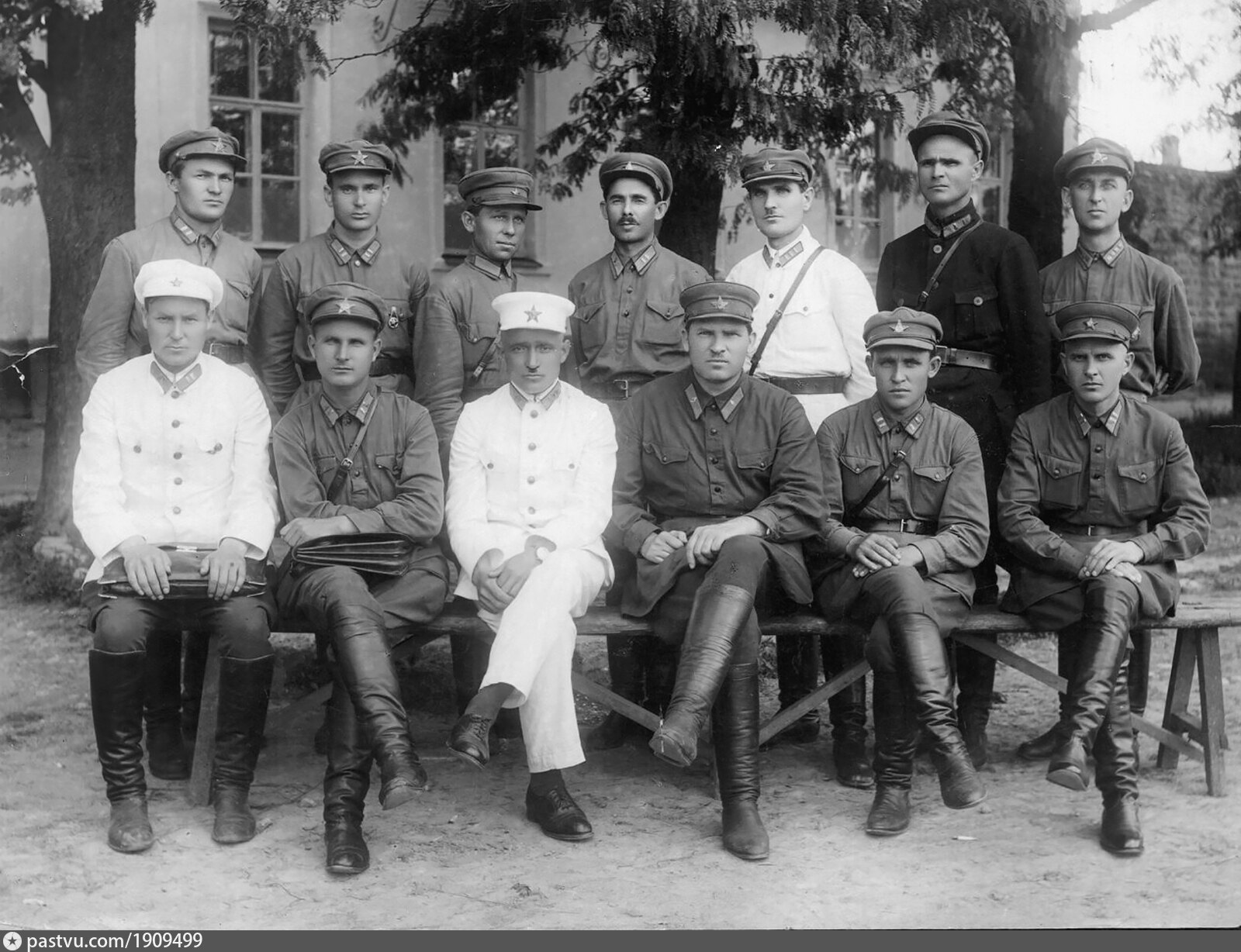 Нас не отделяли друг от друга: полк, конвой - всегда вместе