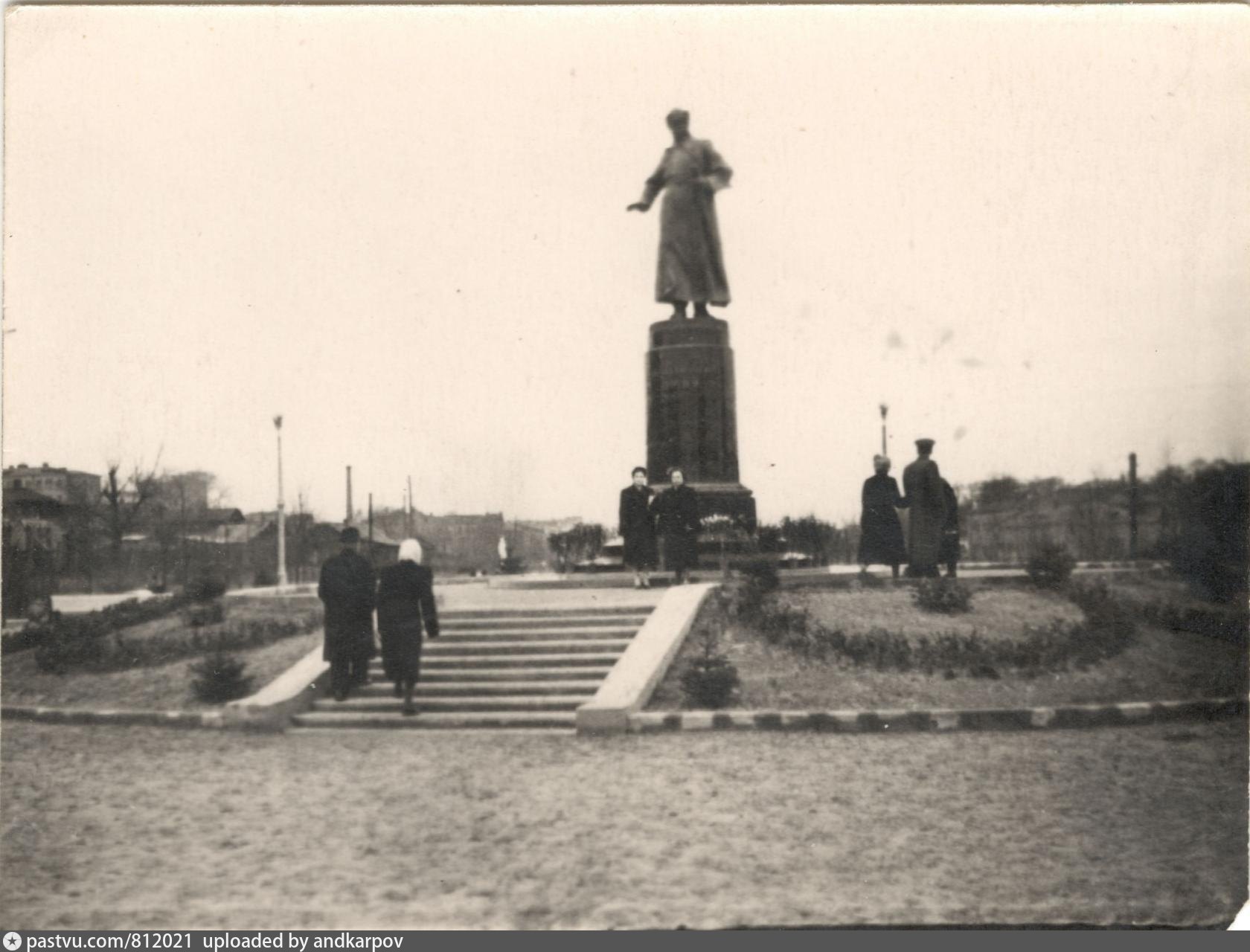 Прошлое памятник. Памятник Фрунзе в Иваново. Город Фрунзе площадь с памятником Ленину. Памятник Фрунзе в Ташкенте.