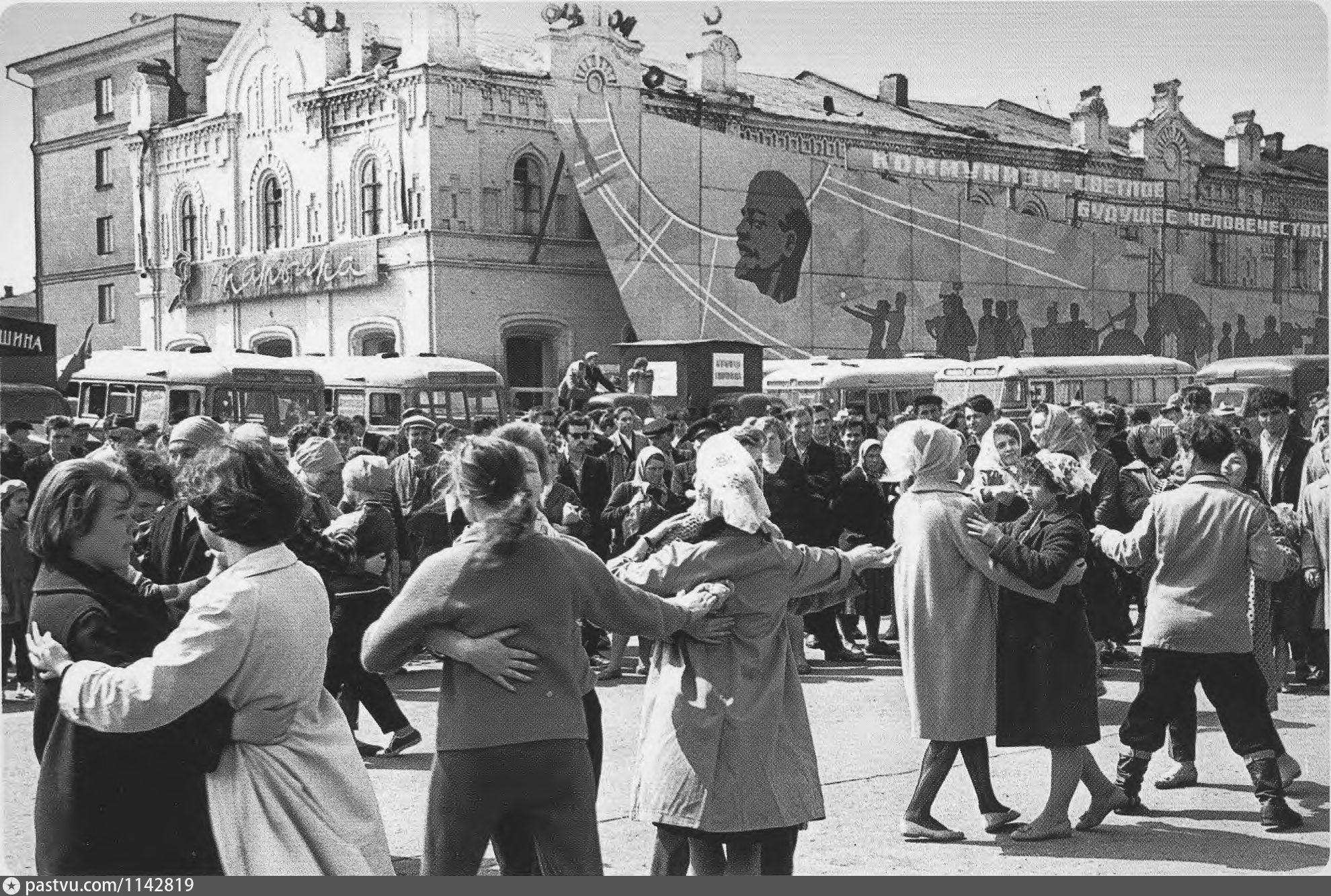 1934 год россия. Россия 1934 год. День Победы 1950. Массовые гуляния в СССР. Массовые гулянья на 2 мая в 1930 годах.
