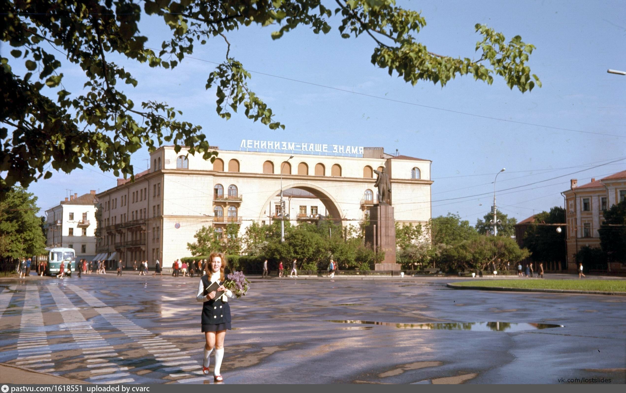 Дом с аркой ярославль. Дом с аркой на красной площади. Советская площадь Ярославль. Дом с аркой на красной площади в Ярославле. Ярославль СССР.