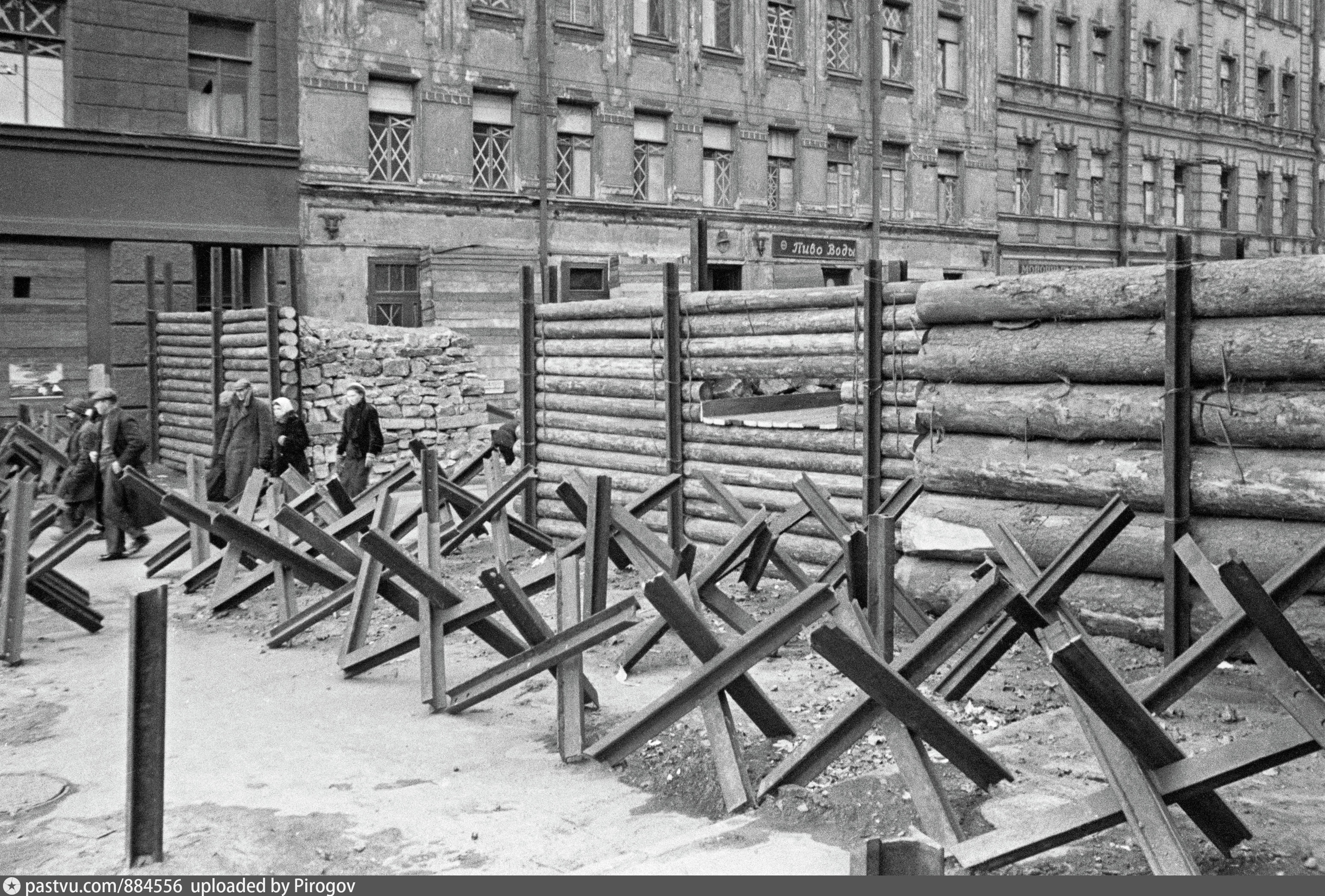 Москва 1941. Баррикады в блокадном Ленинграде. Блокада Ленинграда противотанковые Ежи. Противотанковые Ежи Москва 1941 г. Баррикады в Москве 1941.