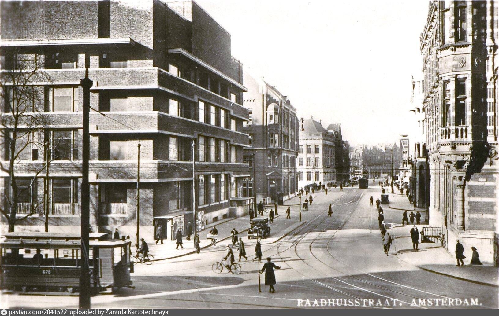 Raadhuisstraat vanaf de kruising met de Nieuwezijds Voorburgwal gezien